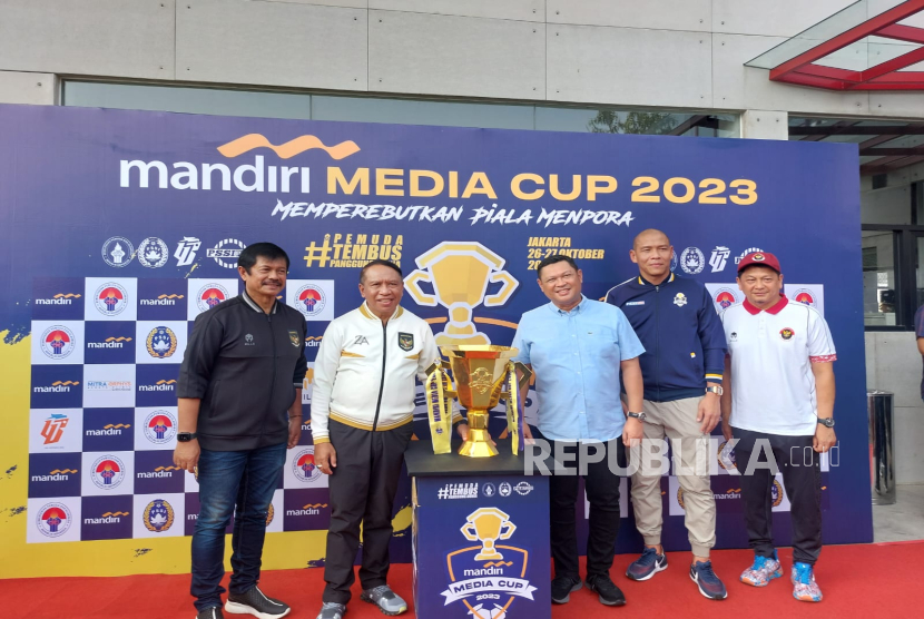 Direktur Teknik PSSI Indra Sjafri dan Wakil Ketua Umum PSSI Zainudin Amali saat pembukaan turnamen Mandiri Media Cup 2023 di Triboon Mini Soccer, Kemang, Jakarta Selatan, Kamis (26/10/2023). 