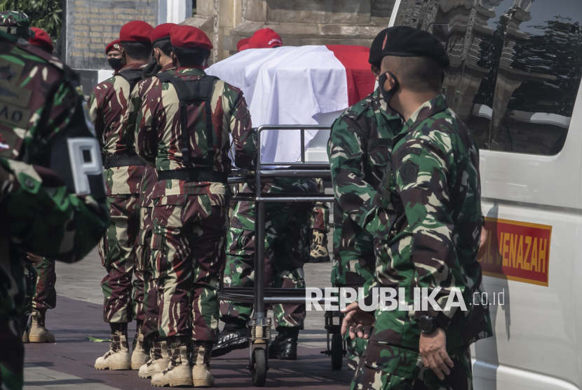 Sejumlah prajurit Kopassus bersiap mengusung jenazah Kepala BIN Daerah (Kabinda) Papua Mayjen Anumerta I Gusti Putu Danny Karya Nugraha untuk dimakamkan di Taman Makam Pahlawan Kalibata, Jakarta, Selasa (27/4/2021). Kabinda Papua tersebut gugur akibat tertembak oleh Kelompok Separatis dan Teroris (KST) Papua saat bertugas di Kampung Dambet, Distrik Beoga, Kabupaten Puncak, Minggu (25/4/2021). 