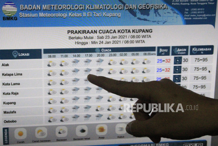 Petugas Badan Meterologi, Klimatologi dan Geofisika (BMKG) stasiun Meterologi El Tari Kupang, menunjukan peta prakiraan cuaca untuk wilayah NTT  di Kupang, NTT.