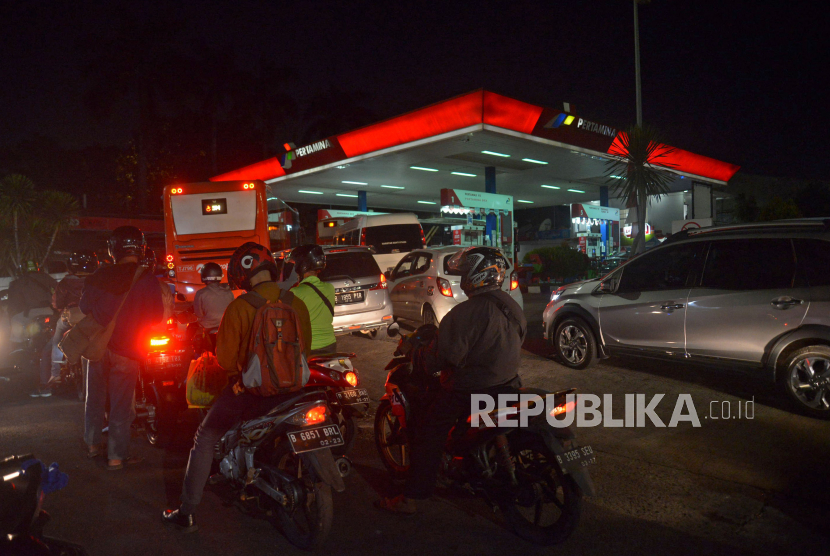 Sejumlah pengendara sepeda motor antre mengisi BBM di SPBU Kawasan Otista, Jakarta, Rabu (31/8/2022). Organisasi Negara-Negara Pengekspor Minyak dan mitranya (OPEC Plus) kembali menambah pemangkasan produksi minyak sekitar 1,16 juta barel per hari mulai Mei 2023