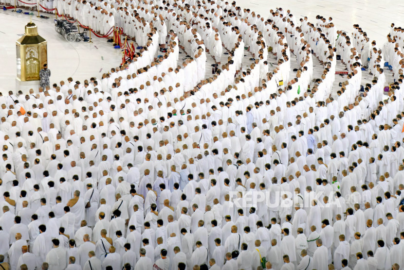 Otoritas Saudi mencopot stiker di tanah yang menunjukkan posisi jarak sosial, di Masjidil Haram Makkah, Arab Saudi, pada 6 Maret 2022. Jarak sosial ditetapkan pada 2020 dan bagian dari tindakan COVID-19. 1.800 Jamaah Telangana, India Bersiap Laksanakan Ibadah Haji