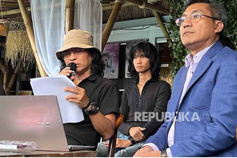 T-Koes Band menggelar jumpa pers merespon video pelarangan untuk membawakan lagu-lagu karya Koes Plus di Dikota Cafe, Jakarta Selatan, Selasa (26/9/2023). 