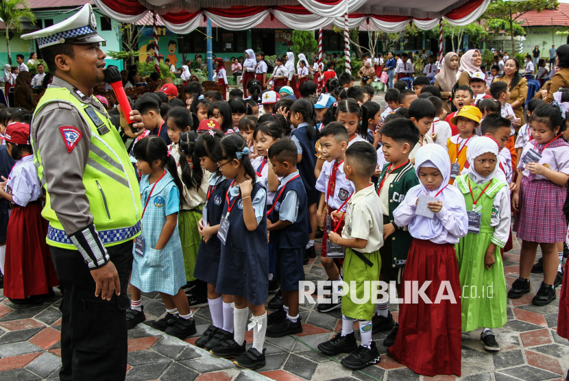 Polisi menyampaikan materi lalu lintas kepada sejumlah peserta didik baru saat mengikuti Masa Pengenalan Lingkungan Sekolah (MPLS) di SD Negeri Percobaan Palangka Raya, Kalimantan Tengah, Senin (8/7/2024). Hari pertama masuk sekolah tahun ajaran baru 2024/2025 tersebut diisi dengan kegiatan MPLS dan pengenalan rambu-rambu lalu lintas yang disampaikan oleh Satlantas Polresta Palangka Raya. 
