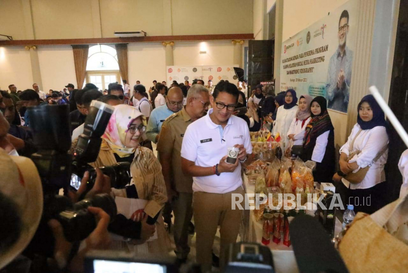 Menteri Pariwisata dan Ekonomi Kreatif (Menparekraf) Sandiaga Salahuddin Uno saat melakukan kunjungan kerja di Kabupaten Kuningan, Jawa Barat, Selasa (28/2/2023).