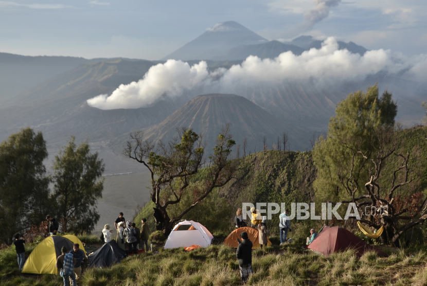 Sejumlah wisatawan mendirikan tenda di Kawasan Taman Nasional Bromo Tengger Semeru (TNBTS), Pasuruan, Jawa Timur, Senin (1/1/2024). 