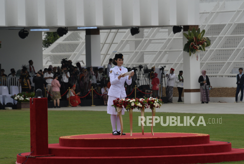 Anggota Paskibraka melakukan persiapan sebelum Upacara Peringatan Detik-Detik Proklamasi dan Pengibaran Bendera Merah Putih di Lapangan Istana Negara Ibu Kota Nusantara, Penajam Passer Utara, Kalimantan Tengah, Sabtu (17/8/2024). Upacara Peringatan Detik-Detik Proklamasi dan Pengibaran Bendera Merah Putih yang pertama kali diadakan di Lapangan Istana Negara Ibu Kota Nusantara akan dipimpin oleh Presiden Joko Widodo.