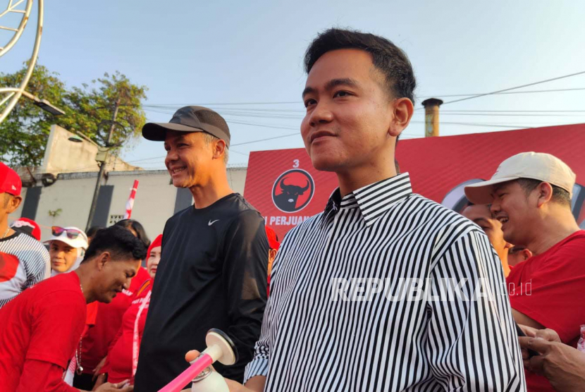 Ganjar dan Gibran di acara jalan sehat di Solo. Pengamat sebut jika Gibran menjadi cawapres berpotensi didukung mesin politik Jokowi.