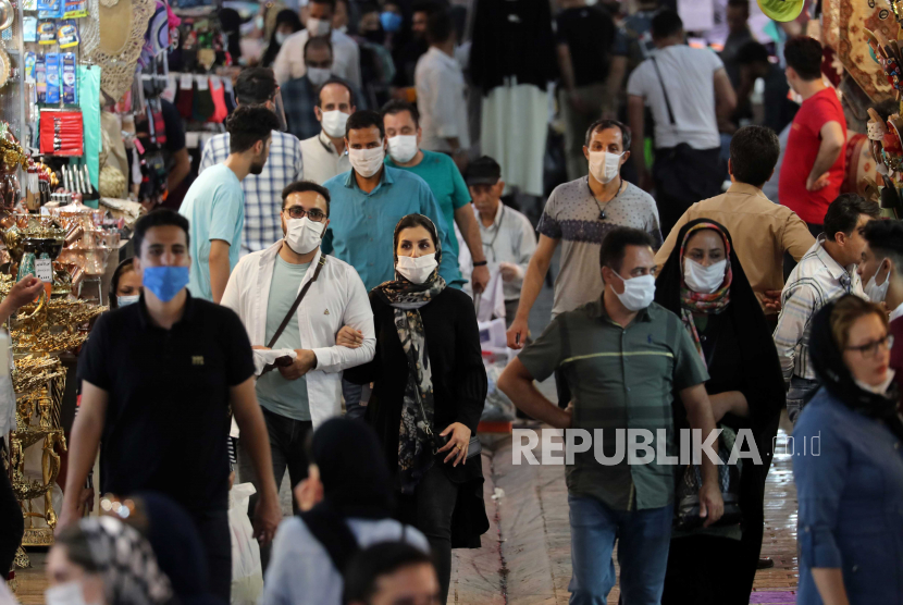 Orang Iran menghadapi topeng pergi berbelanja di sekitar pasar raya Teheran di Teheran, Iran, 07 Juli 2020. Media melaporkan pada tanggal 07 Juli 2020 bahwa Iran mencatat lebih dari 200 kasus kematian akibat penyakit coronavirus (COVID-19) dan lebih dari 2.600 kasus baru yang didiagnosis dalam 24 periode -jam. 