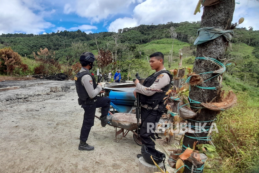 Sejumlah polisi melakukan pengamanan disekitar perkampungan warga yang menjadi lokasi penyerangan yang diduga dilakukan kelompok teroris Mujahidin Indonesia Timur (MIT) pimpinan Ali Kalora, di Dusun Lewonu, Desa Lemban Tongoa, Kabupaten Sigi, Sulawesi Tengah, Selasa (1/12/2020). Serangan yang terjadi pada Jumat (27/11/2020) itu menewaskan empat warga dan hingga kini aparat TNI dan Polri yang tergabung dalam Satgas Tinombala terus berupaya melakukan pengejaran untuk menangkap para pelaku. 