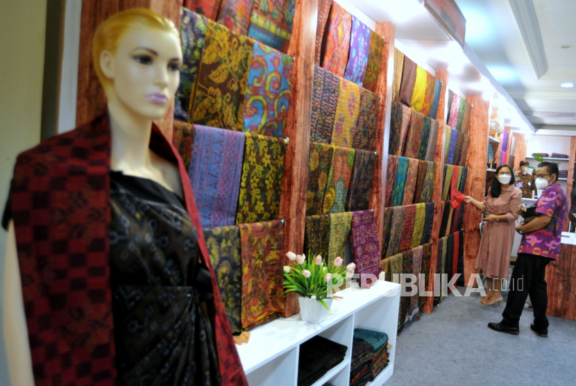 Pedagang melayani pembeli kain tenun Endek Bali di Denpasar, Bali, Senin (22/2). Potensi ekosistem tekstil Indonesia dapat digarap signifikan oleh perbankan syariah. Mengingat modest fashion merupakan salah satu segmen yang diprioritaskan oleh pemerintah untuk pengembangan ekonomi syariah.