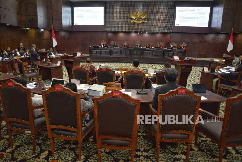 Suasana sidang lanjutan Perselisihan Hasil Pemilihan Umum (PHPU) Presiden dan Wakil Presiden Tahun 2024 di Gedung Mahkamah Konstitusi, Jakarta.