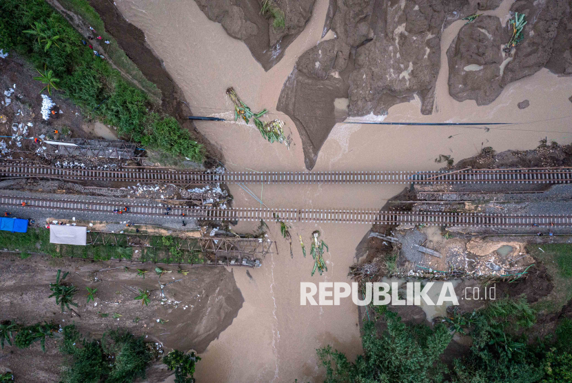 Foto udara kondisi rel kereta api km 32+5/7 antara Stasiun Gubug - Karangjati yang tanggul penyangganya amblas tergerus banjir luapan air Sungai Tuntang di Gubug, Kabupaten Grobogan Jawa Tengah, Selasa (21/1/2025). Hingga pukul 18.30 WIB, petugas PT KAI (Persero) DAOP 4 Semarang masih terus melakukan perbaikan jalur kereta api yang terdampak luapan air di jalur tersebut, sementara itu sejumlah perjalanan kereta api yang terganggu telah dilakukan rekayasa pola operasi berupa pengalihan rute perjalanan kereta api dan pembatalan beberapa perjalanan. 