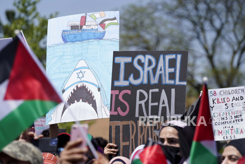  Para pengunjuk rasa yang mendukung Palestina mengadakan unjuk rasa, ketika Presiden Joe Biden mengunjungi pusat kendaraan listrik Ford di dekatnya, Selasa, 18 Mei 2021, di Dearborn, Mich. 