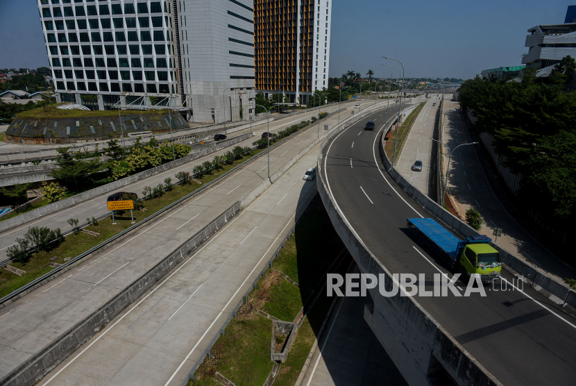 Pengendara melintas di Ruas Tol Cilandak Utama, Jakarta, Selasa (27/7). PT Jasa Marga (Persero) Tbk mencatat  penurunan volume lalu lintas jalan tol di kawasan Jabodetabek mengalami penurunan sekitar 40 persen selama masa penerapan PPKM periode 3 Juli 2021 hingga 20 Juli 2021. Volume lalu lintas kendaraan yang meninggalkan Jabodetabek susut 40,97 persen dan kendaraan yang memasuki kawasan Jabodetabek merosot hingga 42,67 persen. Republika/Thoudy Badai 