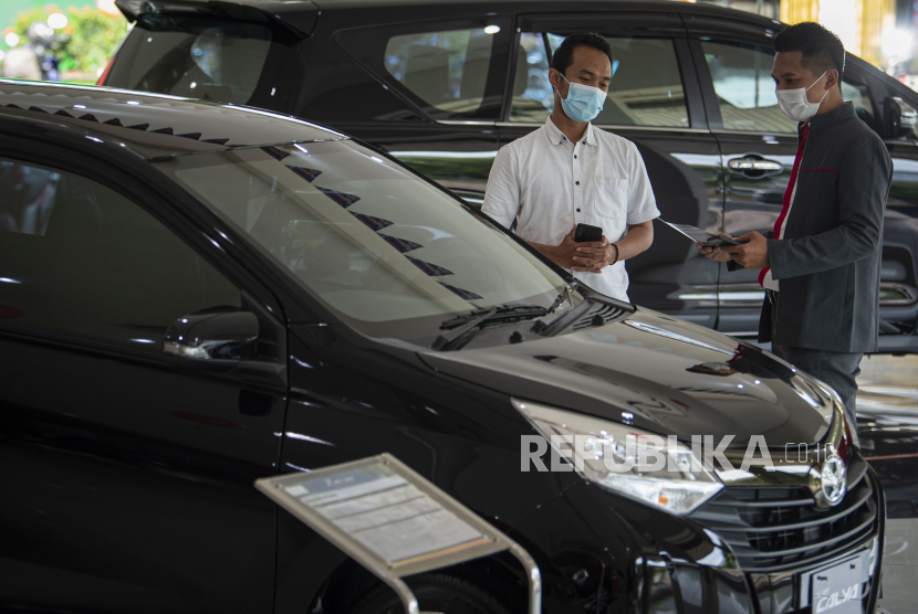 Karyawan menjelaskan salah satu produk mobil kepada calon pembeli di salah satu dealer di Jakarta, Senin (15/2/2021). Pemerintah memberikan keringanan pajak penjualan atas barang mewah (PPnBM) mobil baru ketegori 4x2 atau sedan dengan mesin sampai dengan 1.500 cc mulai Maret 2021 dengan tiga tahap untuk meningkatkan pertumbuhan industri otomotif dengan 