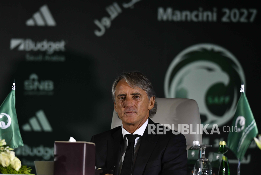 Roberto Mancini diperkenalkan sebagai pelatih baru timnas Arab Saudi. 