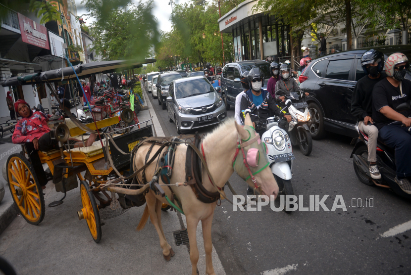 Kendaraan terjebak kemacetan di  Malioboro, Yogyakarta, Senin (28/2/2022). Wisatawan memadati kawasan Malioboro saat Libur panjang Isra Mi