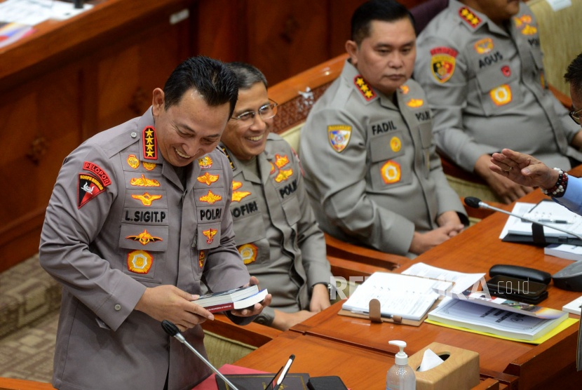 Kapolri Jenderal Pol Listyo Sigit Prabowo beserta jajaran mengikuti rapat kerja dengan Komisi III DPR di kompleks Parlemen, Senayan, Jakarta, Rabu (12/4/2023). Raker tersebut membahas evaluasi kinerja dan capaian Polri tahun 2022, termasuk evaluasi pengamanan Natal tahun 2022 dan Tahun Baru 2023 serta membahas rencana kerja program prioritas dan strategi tahun 2023. 