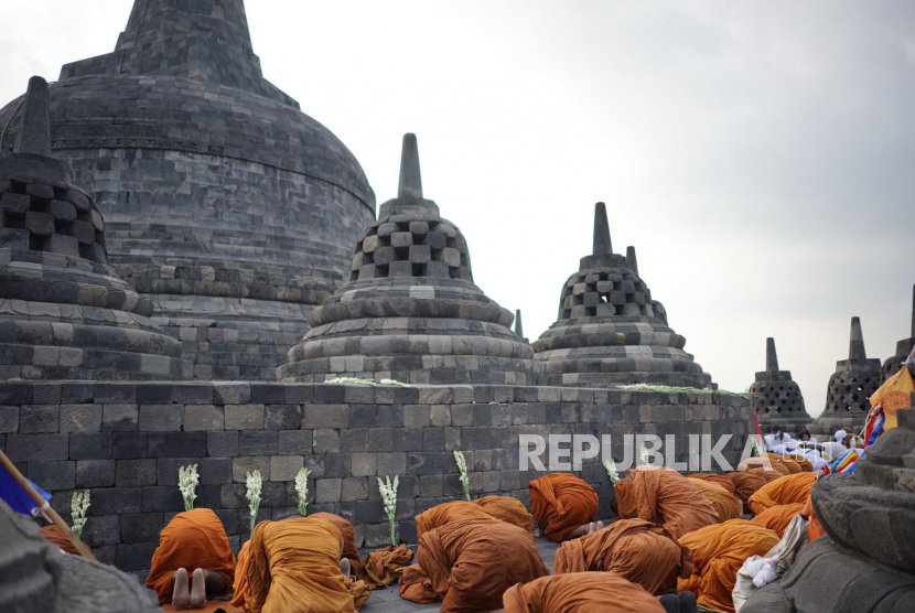 Para biksu tengah menjalani prosesi ibadah di Candi Borobudur, Magelang. Warga negara asing (WNA) yang datang ke destinasi wisata Candi Borobudur di Jawa Tengah bisa sekaligus melakukan perpanjangan.