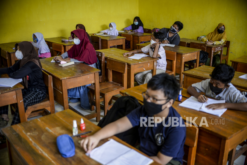 Anak-anak saat mengikuti uji coba pembelajaran tatap muka (PTM) di SDN Cihideung Ilir 5, Ciampea, Kabupaten Bogor, Jawa Barat, Rabu (25/8). Uji coba itu sebagai fase adaptasi bagi para pelajar menjelang diselenggarakannya PTM pada Senin (30/8) di sekolah tersebut. Pemerintah Kabupaten Bogor sudah memperbolehkan diselenggarakannya PTM pada Rabu (25/8) pasca penurunan status PPKM dari level 4 ke 3. Republika/Putra M. Akbar