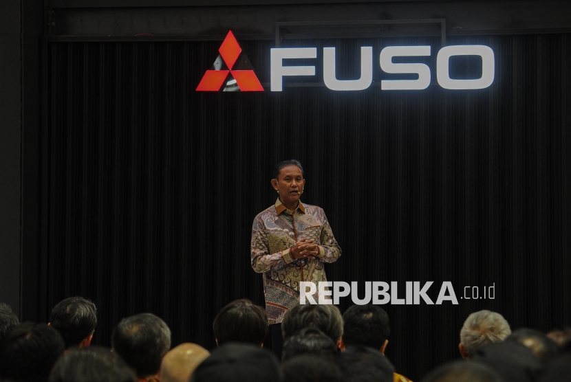Sales & Marketing Director PT Krama Yudha Tiga Berlian Motors Aji Jaya menyampaikan paparan saat meresmikan pembukaan stan Mitsubishi Fuso pada gelaran Gaikindo Indonesia International Auto Show (GIIAS) 2025 di ICE BSD, Tangerang, Banten, Rabu (23/7/2025). PT Krama Yudha Tiga Berluan Motora (KTB), distributor resmi kendaraan niaga Mitsubishi Fuso Truck dan Bus Corporation secara resmi memperkenalkan Truk Mobile Charging eCanter dan seri Tractor Head 4x2  pada momen 55 Tahun Mitsubishi di gelaran GIIAS 2025. Pada pameran tersebut, Mitsubishi memperkenalkan lima display unit diantaranya Mitsubishi Fuso Fighter X FM65F Tractor Head 4x2 untuk industri logistik, EV Mobile Charger Canter FE 71, truk modifikasi Canter, Bus FR 84 G BC, dan eCanter Truk full listrik ramah lingkungan.