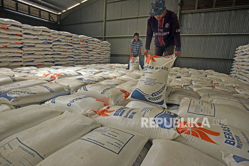 Pekerja menyusun karung berisi beras di Gudang Perum Bulog. Pemprov DKI Jakarta memastikan stok pangan terutama bahan pokok di ibu kota dalam kondisi aman. (ilustrasi)