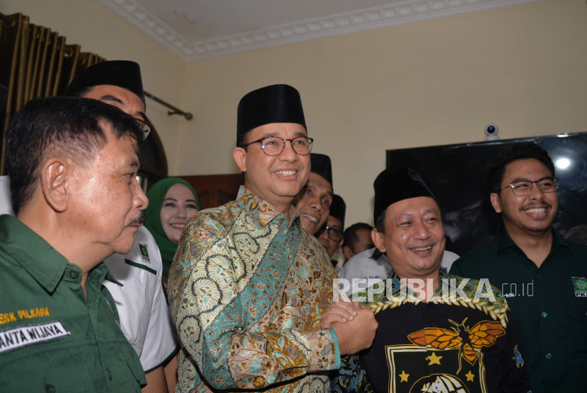 Anies Baswedan berjabat tangan dengan Ketua DPW PKB DKI Jakarta Hasbiallah Ilyas saat bersilaturahmi ke Kantor DPW PKB DKI Jakarta di Jakarta, Kamis (13/6/2024).
