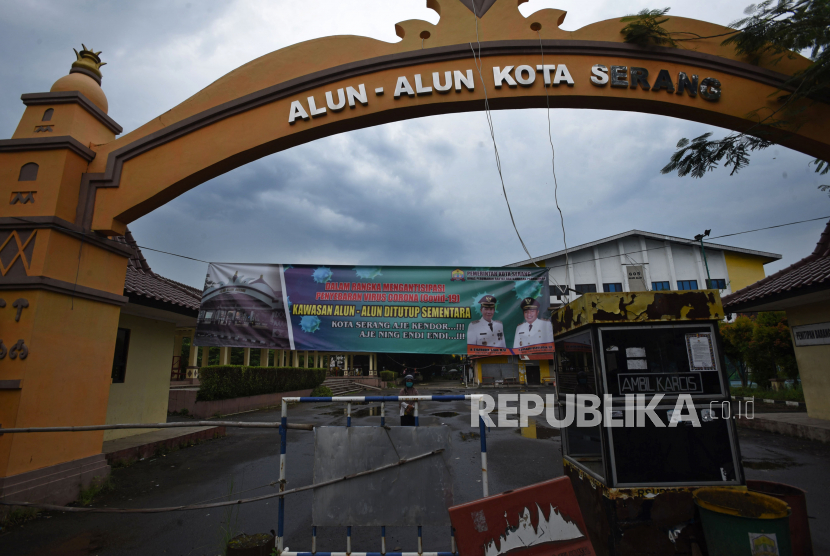 Petugas kebersihan beraktivitas membersihkan Taman Kota Alun-alun Serang, Banten, Senin (30/3/2020). Pemkot Serang memutuskan untuk menutup Taman Alun-alun Kota mulai Senin (30/3)  hingga batas waktu yang belum ditentukan untuk mencegah penyebaran COVID-19