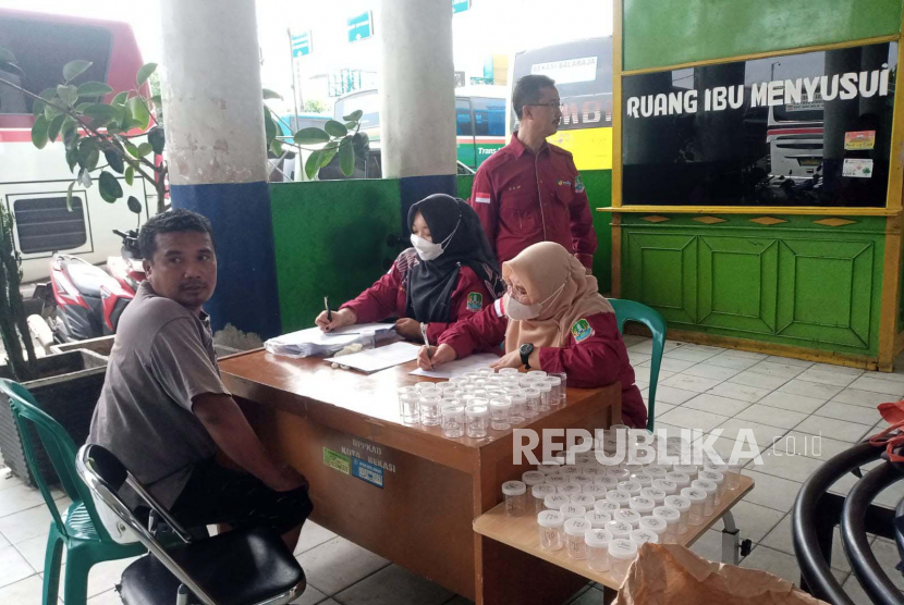 Dinas Kesehatan (Dinkes) Kota Bekasi memeriksa semua pengemudi bus di Terminal Induk Bekasi, Selasa (18/4/2023). 