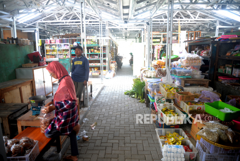 Pedagang melayani pembeli di lokasi shelter relokasi sementara Pasar Sentul, Pandeyan, Yogyakarta.Laju inflasi bulanan DIY kembali meningkat pada Mei 2023.  
