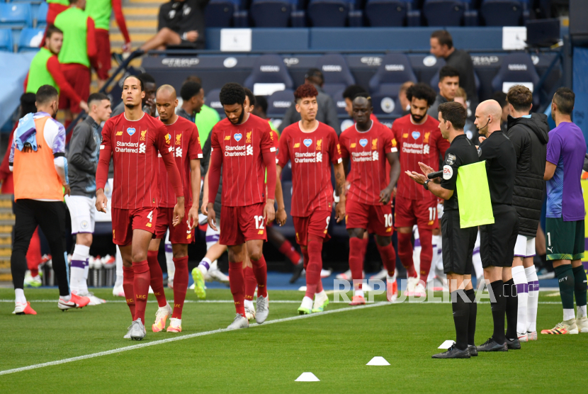 Liverpool Virgil van Dijk (L) looks on as Liverpool receive a guard of honour from Manchester City players as they enter the pitch for their English Premier League soccer match at Etihad Stadium in Manchester, 02 July 2020.  