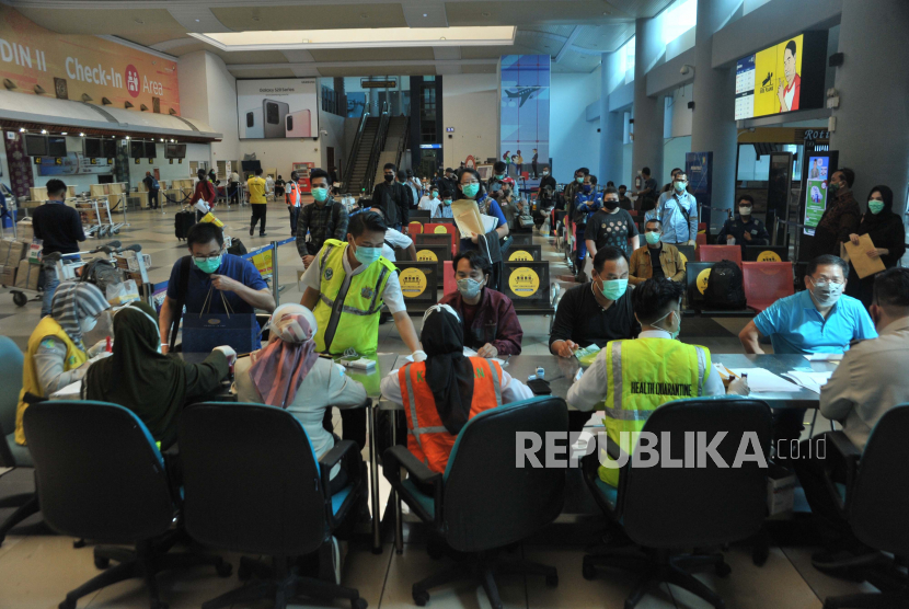 Petugas Kantor Kesehatan Pelabuhan (KKP) memeriksa sejumlah calon penumpang pesawat di Bandara Sultan Mahmud Badaruddin II Palembang, Sumsel.  Jumlah kedatangan penumpang di Bandara Sultan Mahmud Badaruddin II (SMB II) Palembang, Sumsel, melonjak 797,11 persen pada Juni 2020 menjadi 12.398 orang dibandingkan Mei 2020 sebanyak 1.382 penumpang seiring pemberlakuan adaptasi kebiasaan baru.