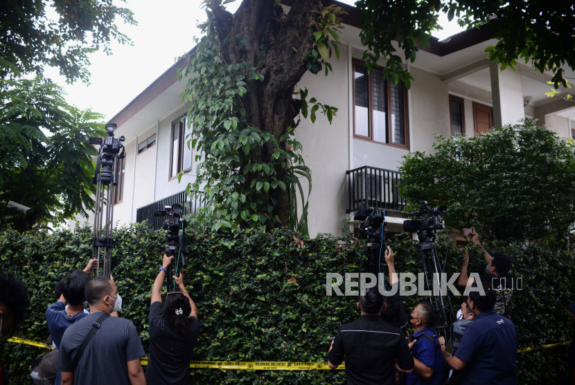 Jurnalis mengambil gambar rumah dinas Irjen Ferdy Sambo, Komplek Polri Duren Tiga Nomor 46, Kecamatan Pancoran, Jakarta Selatan.