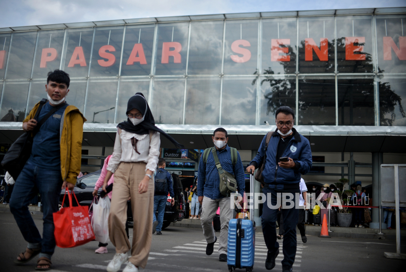 Penumpang tiba di Stasiun Kereta Api Pasar Senen, Jakarta Pusat, Senin (23/1/2023). 