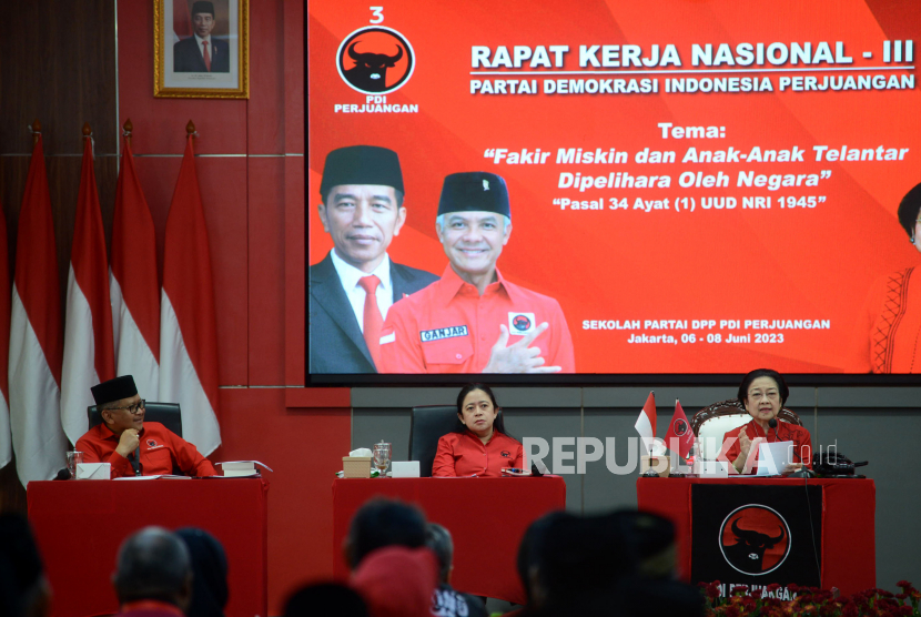 Ketua Umum PDIP Megawati Soekarnoputri (kanan) menyampaikan pidato didampingi Ketua DPP PDIP Puan Maharani (tengah) dan Sekjen PDIP Hasto Kristiyanto (kiri) saat penutupan Rakernas III PDI Perjuangan di Sekolah Partai DPP PDIP, Jakarta, Kamis (8/6/2023). Rakernas III PDI Perjuangan menghasilkan 17 rekomendasi eksternal diantaranya mendukung pemerintahan Presiden Joko Widodo dalam memberantas kemiskinan ekstrim dan stunting, mewujudkan kedaulatan pangan dan energi, menginstruksikan kader untuk memenangkan Ganjar Pranowo dalam Pilpres 2024 serta mendorong Pemilu dan Pilpres berjalan jujur dan adil.