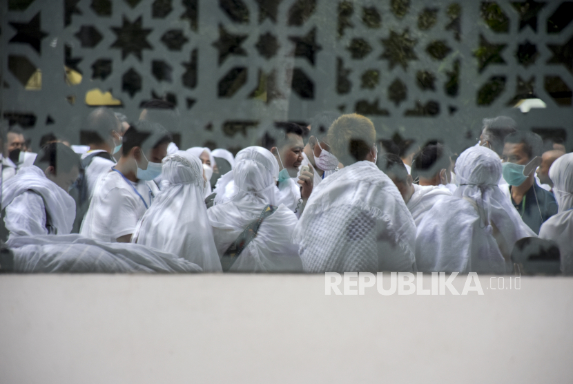 Sejumlah calon jamaah haji bersiap untuk melakukan manasik haji di halaman Masjid Pusdai, Kota Bandung. Dinkes Jabar akan memberikan layanan tes PCR gratis bagi calhaj 10-14 hari sebelum keberangkatan.