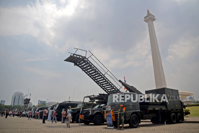 Pengunjung melihat dan berfoto dengan alutsista menyambut HUT ke-78 TNI di kawasan Monas, Jakarta Pusat, Ahad (24/9/2023). 