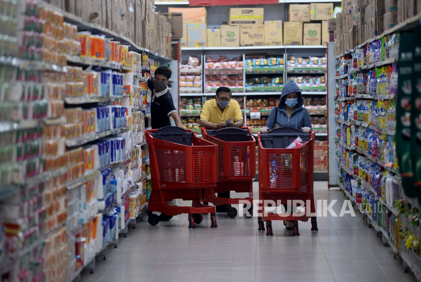 Konsumen berbelanja di sebuah pusat perbelanjaan di Jakarta, Kamis (3/9). Badan Pusat Statistik (BPS) mengharapkan program Pemulihan Ekonomi Nasional (PEN) yang sudah dicanangkan pemerintah dapat efektif membentu penguatan daya beli masyarakat.Prayogi/Republika.