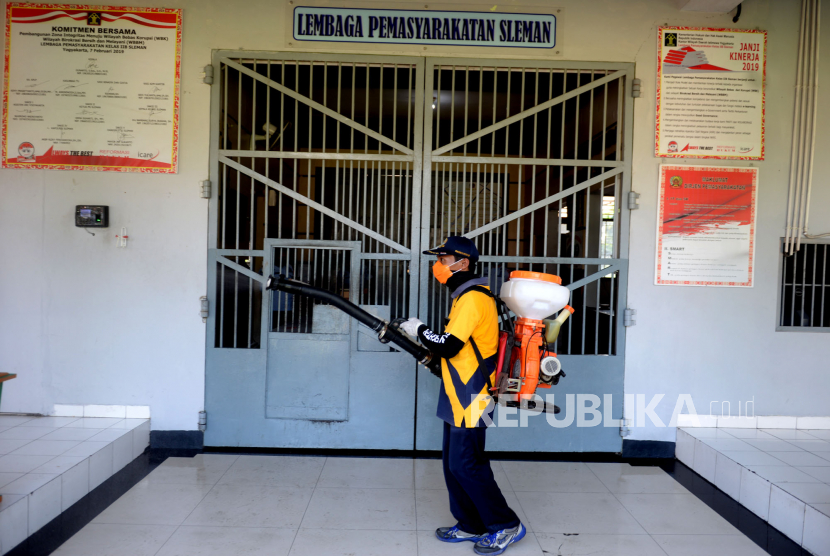 Penyemprotan Lapas Cebongan. Petugas TRC BPBD Sleman menyemprot disinfektan di Lapas Cebongan, Sleman, Yogyakarta, Rabu (25/3)