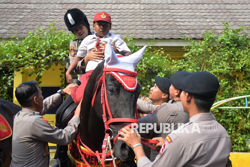 Antusiasme Siswa SLBN Depok Ikuti Edukasi Polisi Satwa