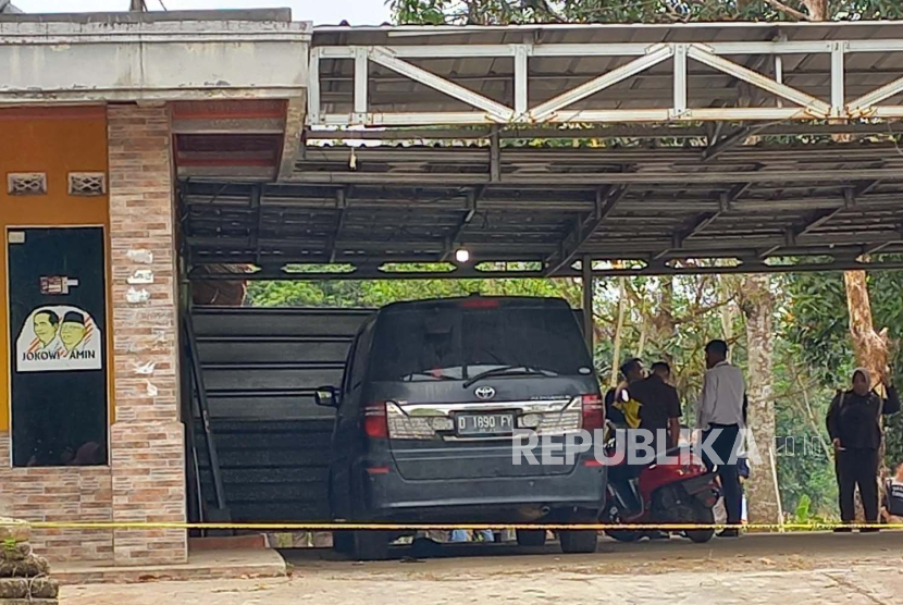 Mobil Alphard yang digunakan oleh para tersangka untuk menyimpan jasad Tuti Suhartini dan Amalia Mustika Ratu. Polisi akan menghadirkan para tersangka dalam rekonstruksi pembunuhan Subang hari ini