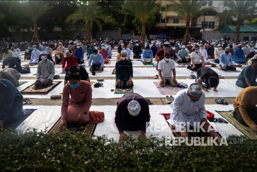  Sekolah Islam Bangkok Berikan Beasiswa Bagi Siswa Miskin. Foto ilustrasi: Muslim Bangkok menjalankan ibadah Shalat Id di Islamic Center Thailand, Ahad (24/5).