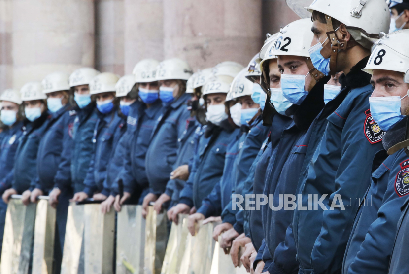  Petugas polisi berjaga di depan gedung pemerintah di Yerevan, Armenia, Selasa, 10 November 2020