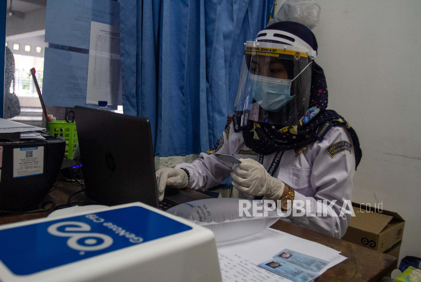Petugas memeriksa sampel nafas menggunakan alat GeNose C19 di Terminal Giwangan, Umbulharjo, Yogyakarta (ilustrasi)