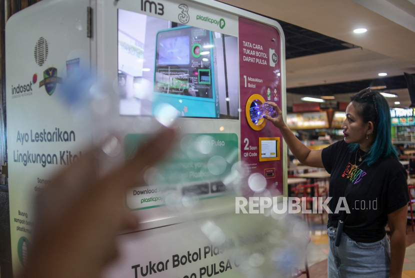 Pengunjung menukarkan sampah plastik dengan pulsa dari operator seluler IM3 dan Tri melalui Reverse Vending Machine (RVM) Plasticpay di pusat perbelanjaaan Bogor Trade Mall (BTM), Kota Bogor, Jawa Barat, Jumat (13/10/2023). Indosat Ooredoo Hutchison (IOH) berkolaborasi dengan Pemerintah Kota Bogor dan Dinas Lingkungan Hidup Kota Bogor melakukan inovasi untuk melestarikan lingkungan secara berkelanjutan, melalui Program Sampah Jadi Pulsa tersebut sebagai wujud misi bersama dalam melestarikan lingkungan menggunakan solusi teknologi inovatif.  