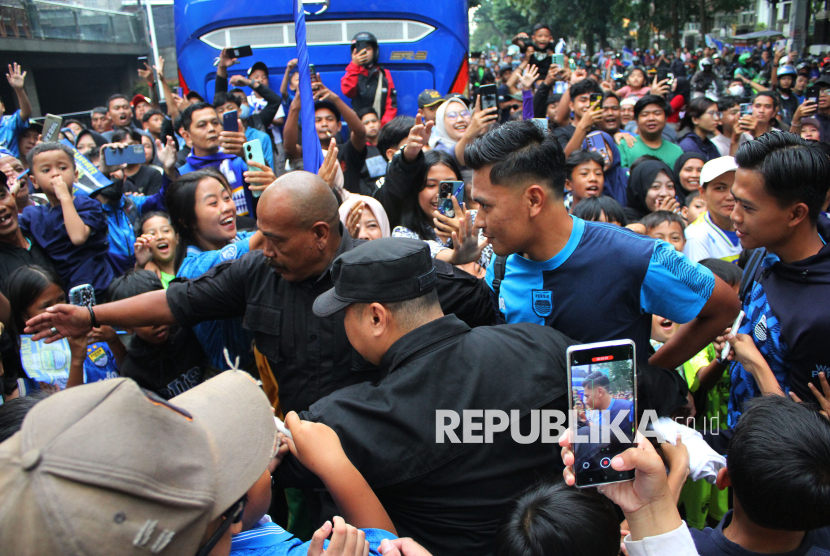 Ribuan bobotoh atau suporter Persib memadati halaman Graha Persib Kota Bandung, dan menyambut para pemain Persib yang datang, Jumat (9/5/2025). Kehadiran para bobotoh di markas Persib itu untuk memberikan dukungan kepada para pemain Persib sebelum berangkat bertanding melawan Barito Putra di Liga 1 musim 2024/2025. Pelatih Persib Bojan Hodak menegaskan timnya tetap membidik kemenangan di tiga laga tersisa meskipun Persib telah memastikan gelar juara lebih awal.