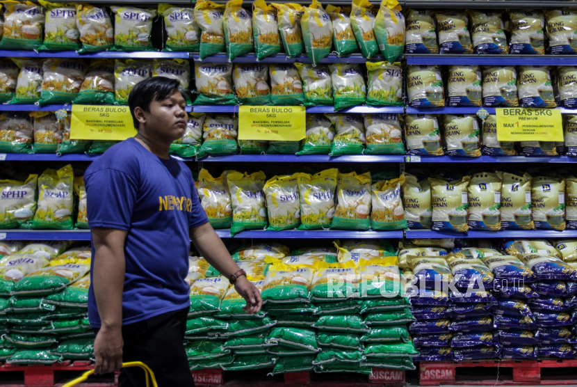 Pengunjung melintas di dekat beras yang dijual di Hypermart Cyberpak Karawaci, Tangerang, Banten, Rabu (20/3/2024). 