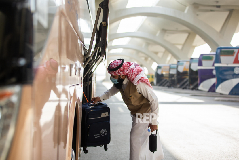 Foto selebaran yang disediakan oleh Kementerian Media Saudi pada 26 Juli 2020 menunjukkan seorang jamaah yang tiba di Mekah, Arab Saudi, 25 Juli 2020, tempat paling suci dalam Islam, di mana ia akan menjalani empat hari karantina di hotel-hotel yang ditunjuk sebelum menghadiri Muslim. naik haji