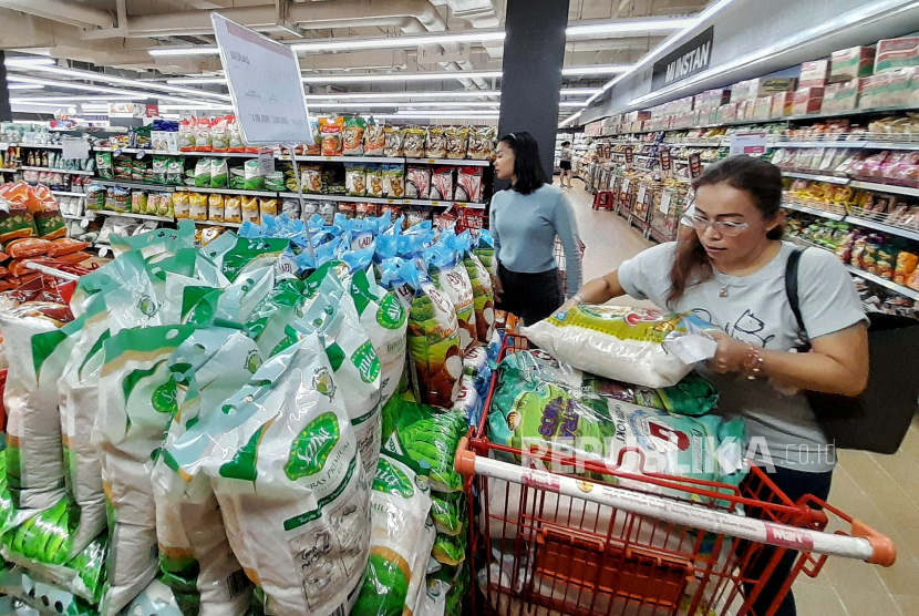Pengunjung membeli beras kualitas premium di salah satu supermarket di Jakarta, Ahad (18/2/2024).  