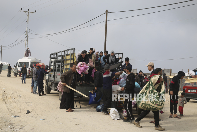 Warga Palestina yang melarikan diri dari serangan darat Israel tiba di Rafah, Jalur Gaza, Selasa, (5/12/2023). 